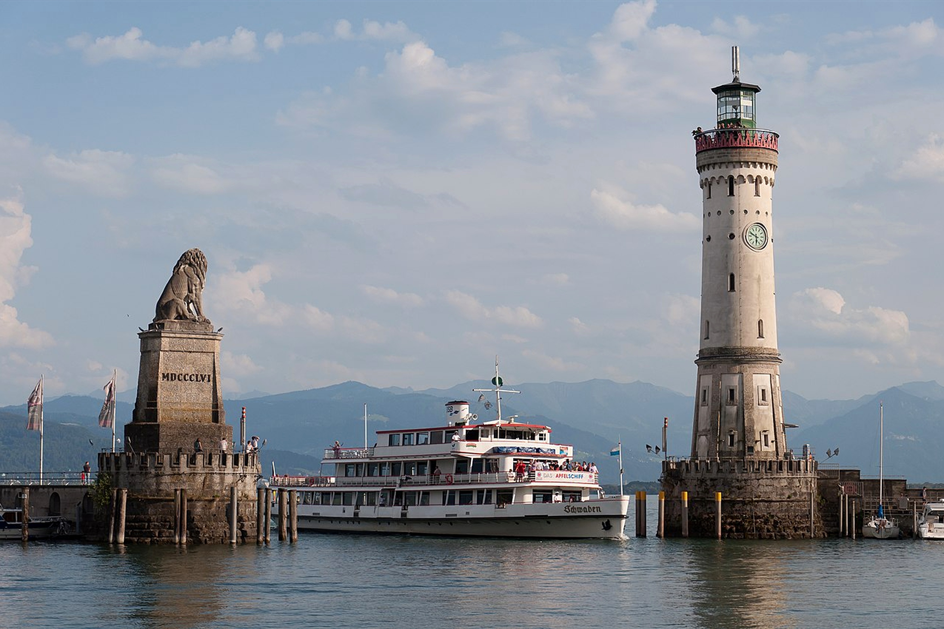 Bodensee mit Hafeneinfahrt in Lindau