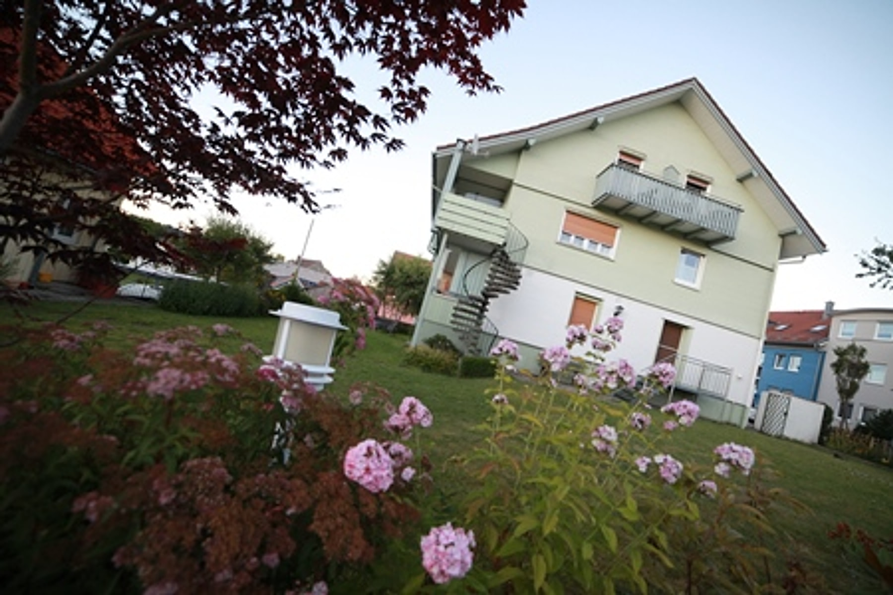 Sonnige Hausansicht der Pension
