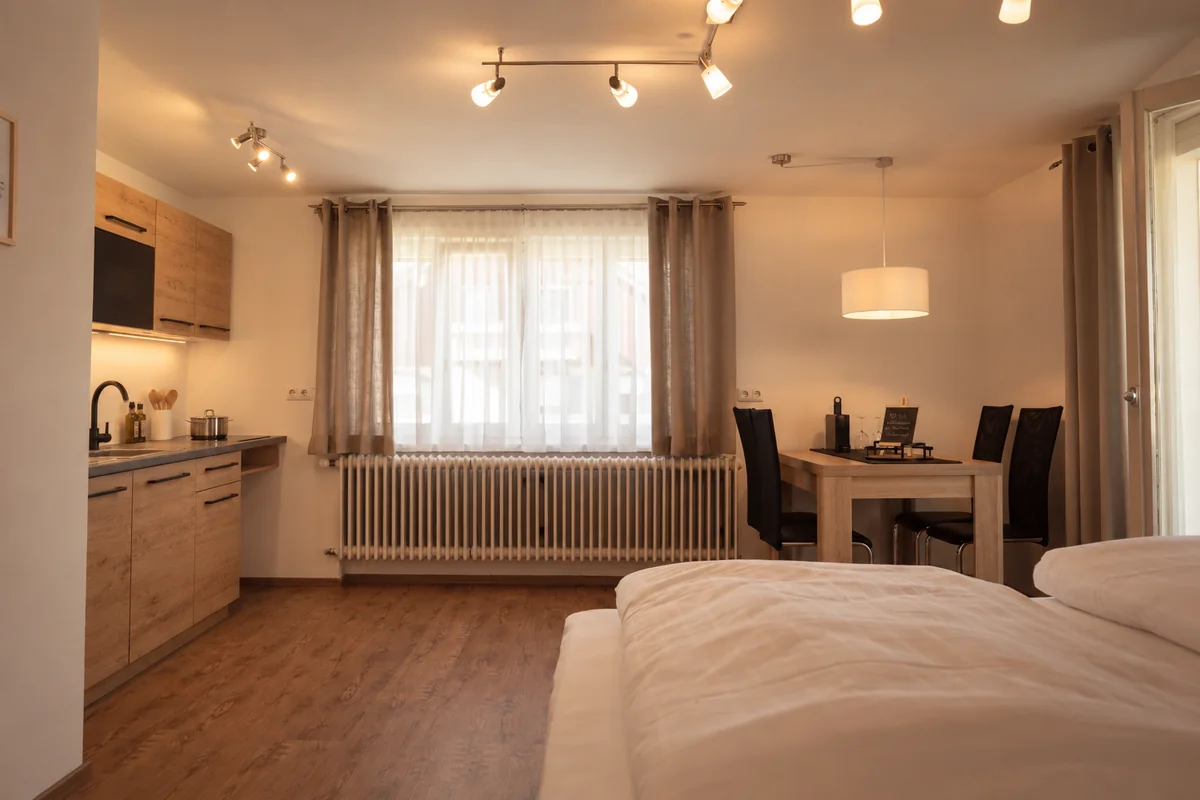 Komfortzimmer Plus mit Doppelbett, Küchenzeile und Esstisch