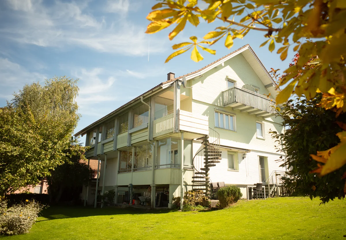 Pension Wiedemann mit Balkonen, Garten und herbstlichen Bäumen