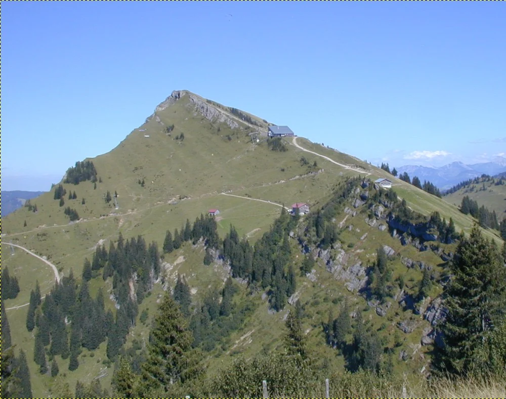 Sonniger Blick auf den grünen Westgrat des Hochgrats vom Seelekopf