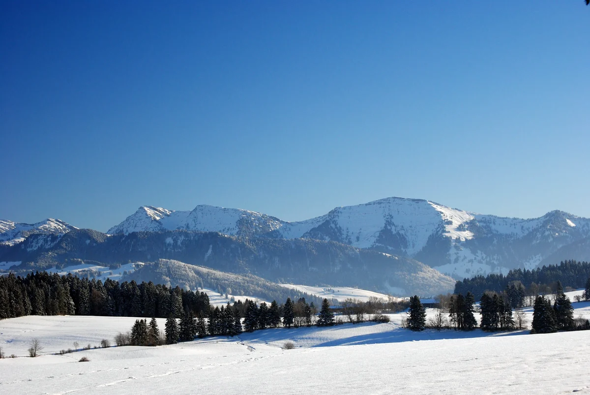 Blick von Stiefenhofen auf den verschneiten Hochgrat und die Nagelfluhkette