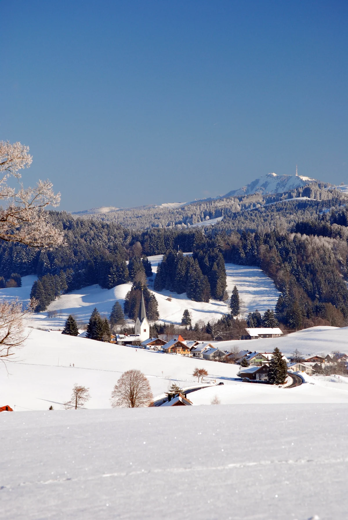Sonnige Winterlandschaft bei Stiefenhofen im Westallgäu mit Blick zum Grünten