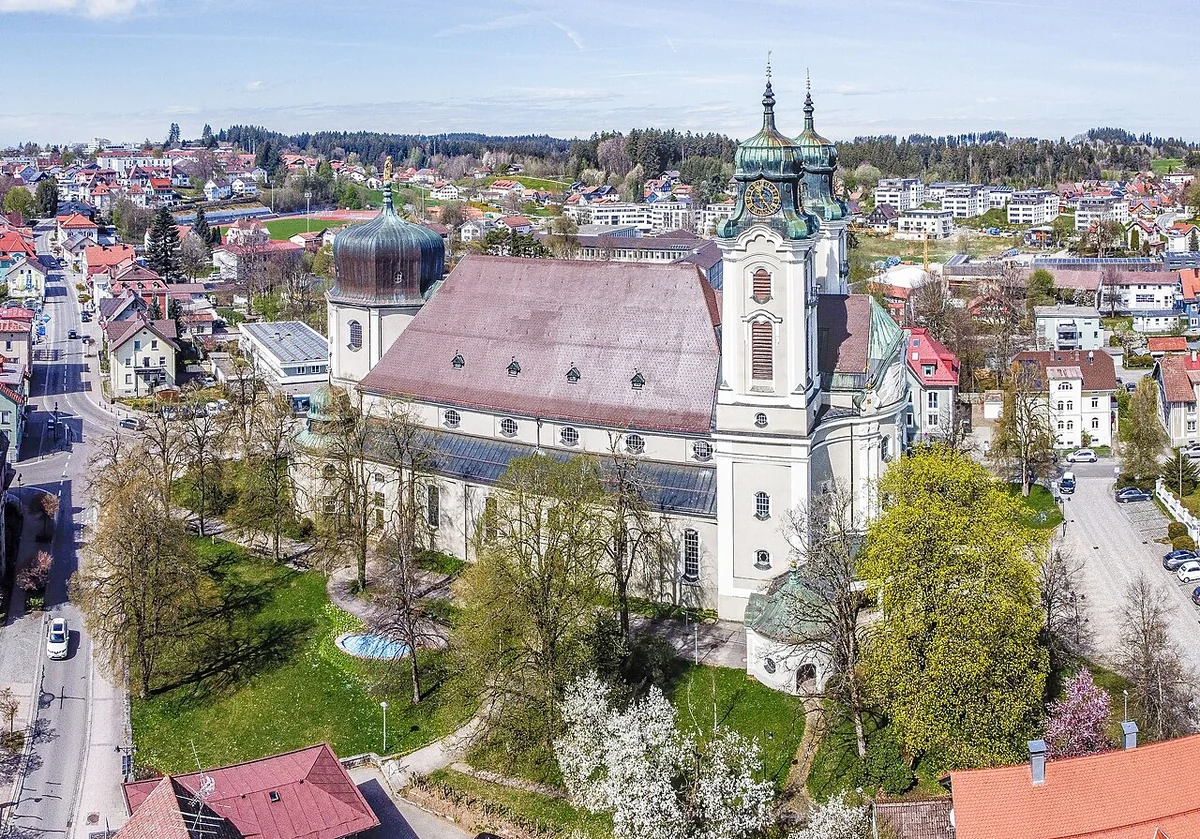 Stadtpfarrkirche St. Peter und Paul mit ihren beiden Türmen über Lindenberg
