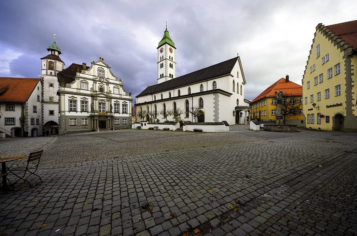 Wangener Marktplatz mit historischem Rathaus und St. Martinuskirche