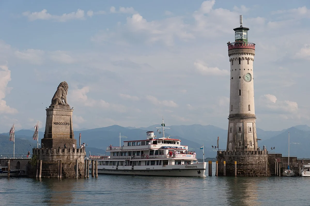 Lindauer Hafen mit dem Schiff MS Schwaben, Löwe und Leuchtturm