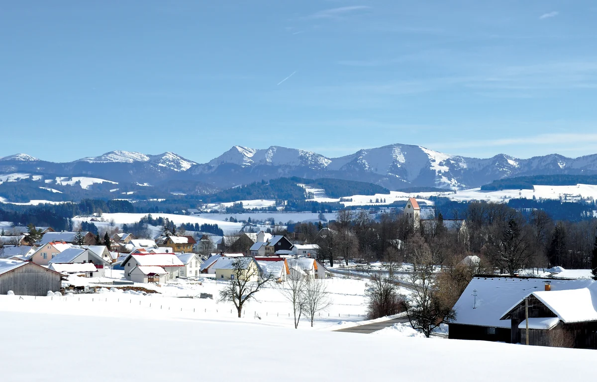 Eglofs im verschneiten Westallgäu vor der Nagelfluhkette